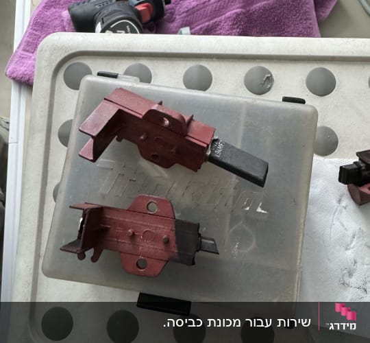 כלי עבודה חשמליים ומברגה על שולחן